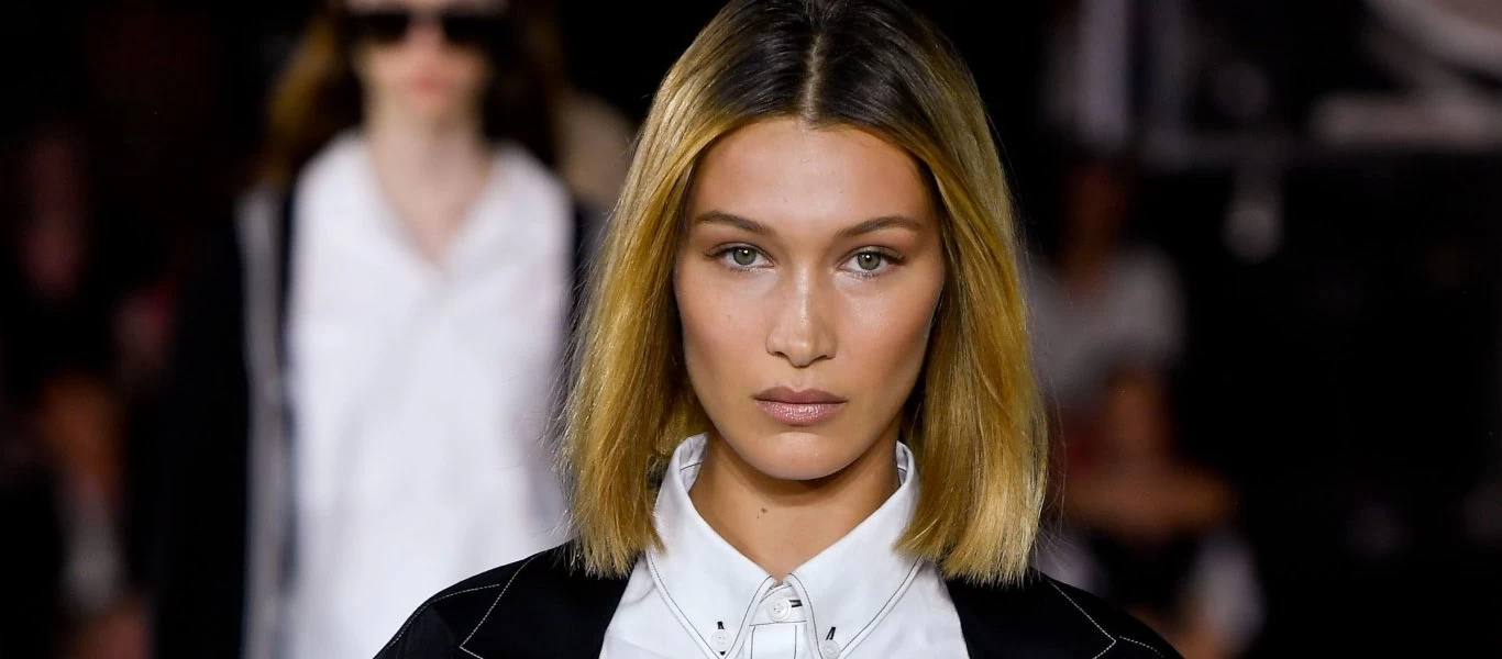 Bella Hadid: Περπατάει στους δρόμους της Νέας Υόρκης με μαύρο διάφανο κορμάκι και «τρίζουν» τα πεζοδρόμια (φωτο)